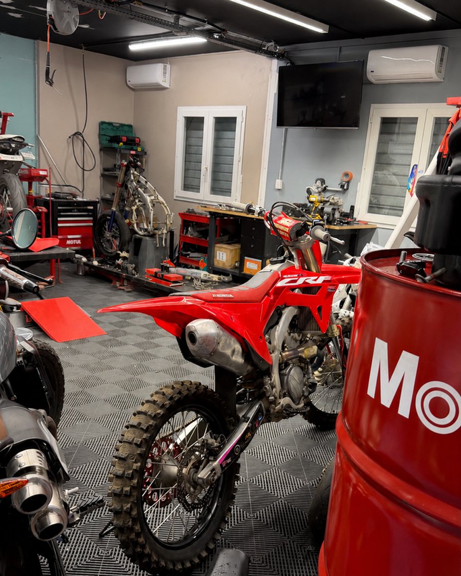 L'atelier Moto Shop 974 — Honda CRF en intervention