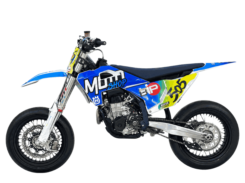 Supermotard aux couleurs Moto Shop 974 — préparation atelier